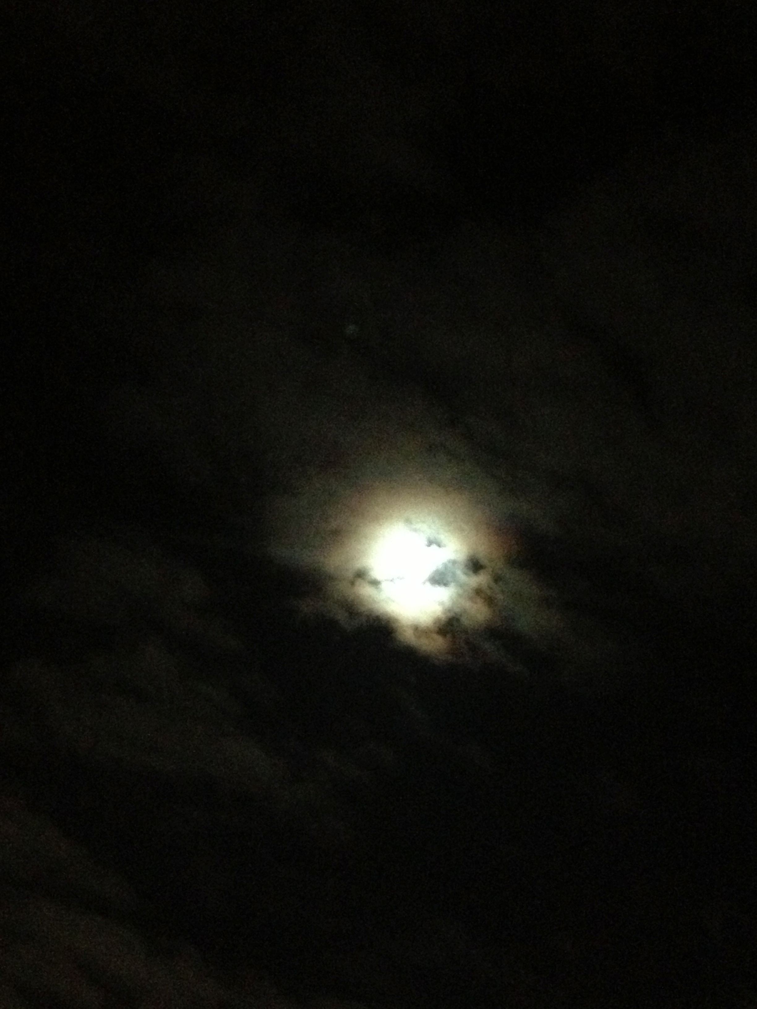 雲がちな満月