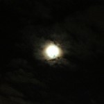 雲がちな満月