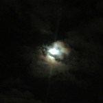 雲にかかる満月