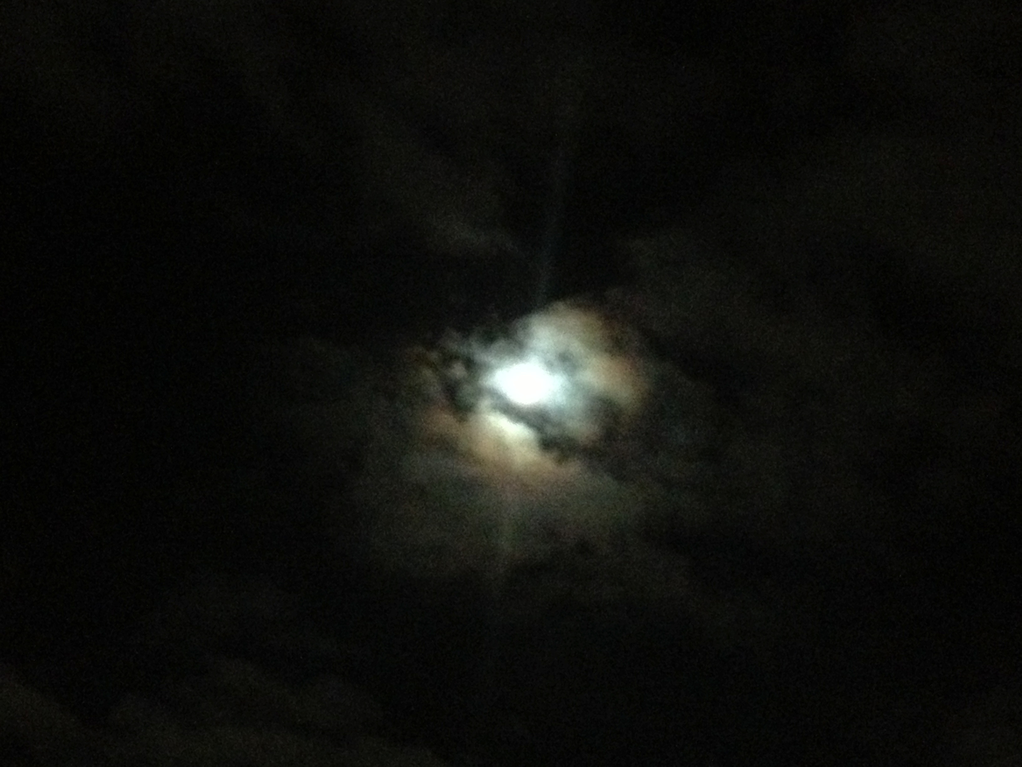 雲にかかる満月