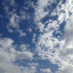 青空にまばらな雲