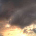 黒い雲と遠くの夕日