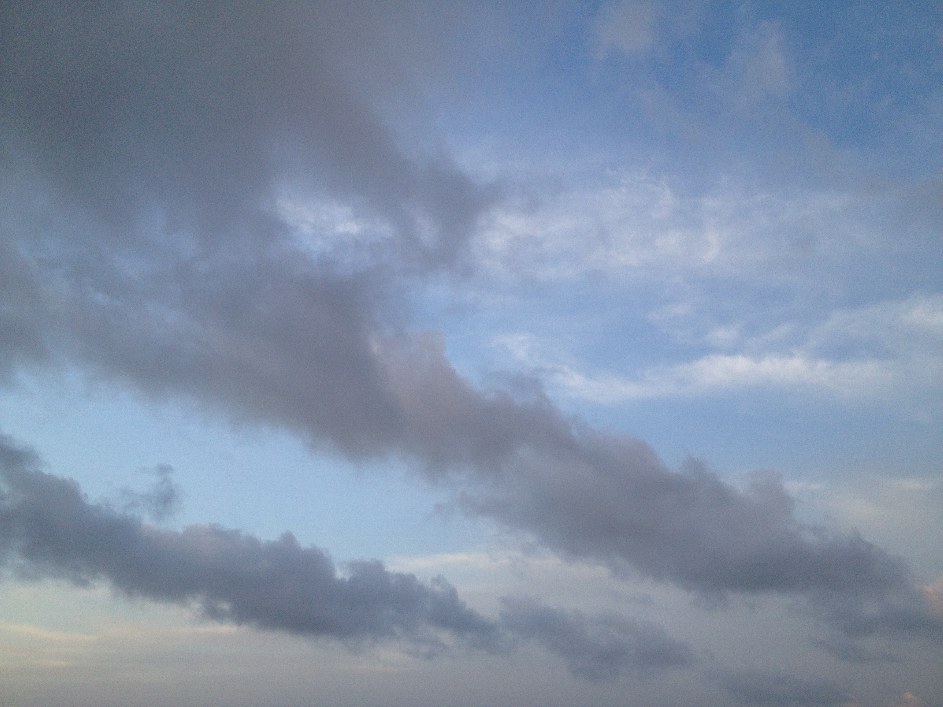 伸びる灰色の雲