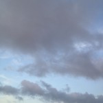夕方に伸びる灰色の雲