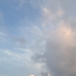 夕日に照らされる雲と青空
