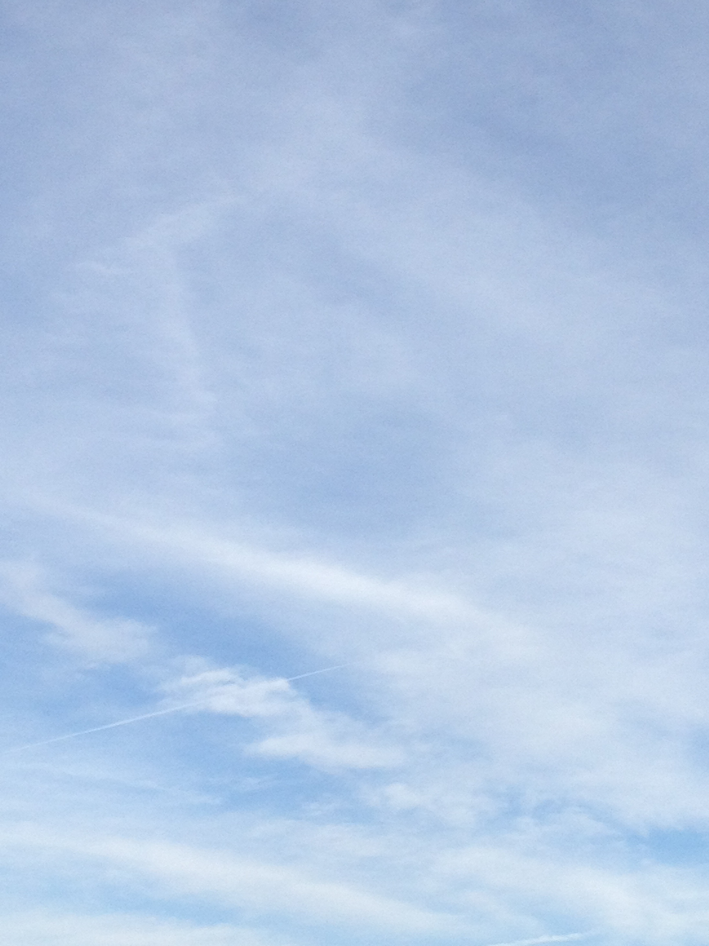伸びる飛行機雲