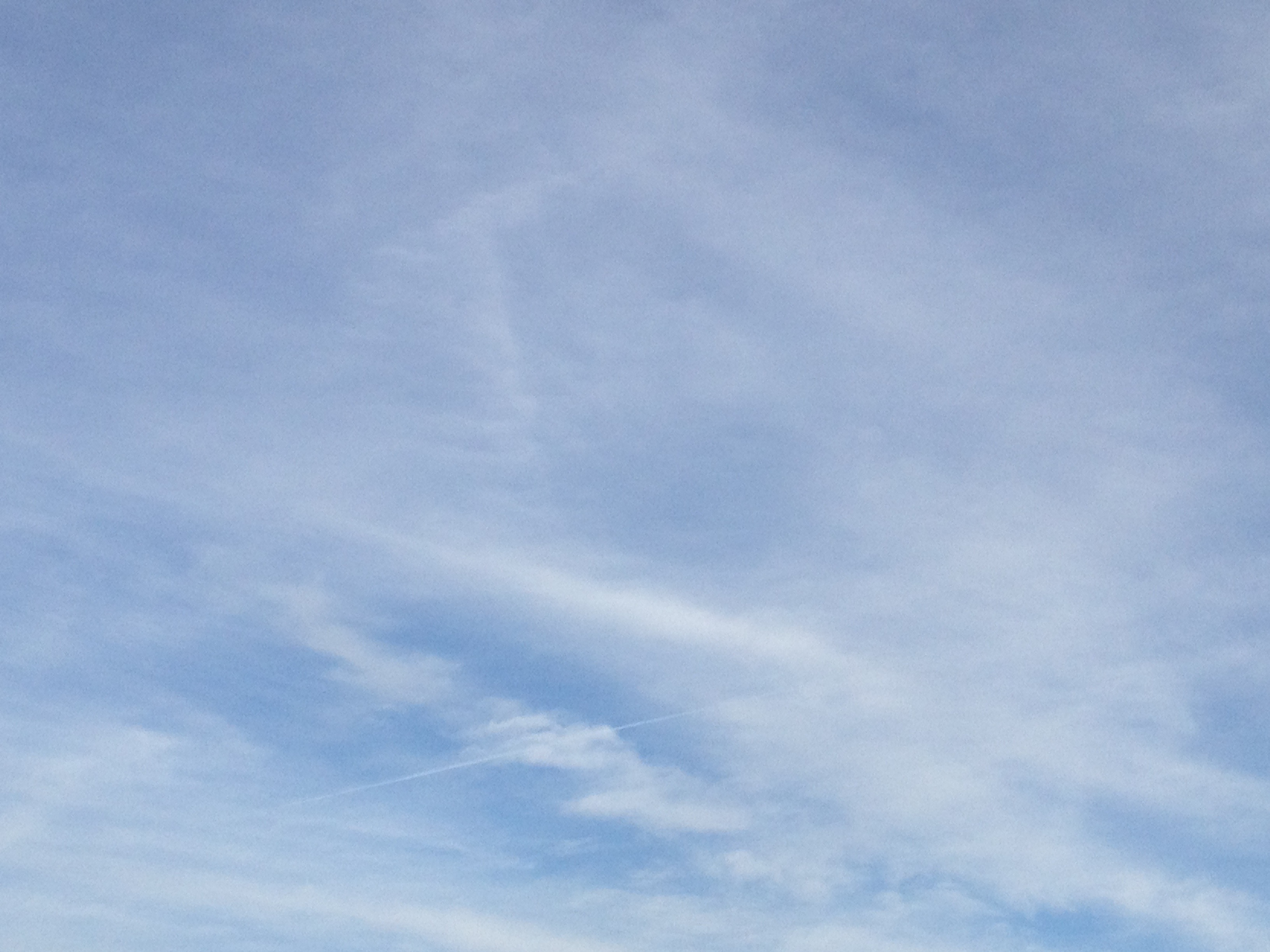 飛行機雲と薄くかかる雲
